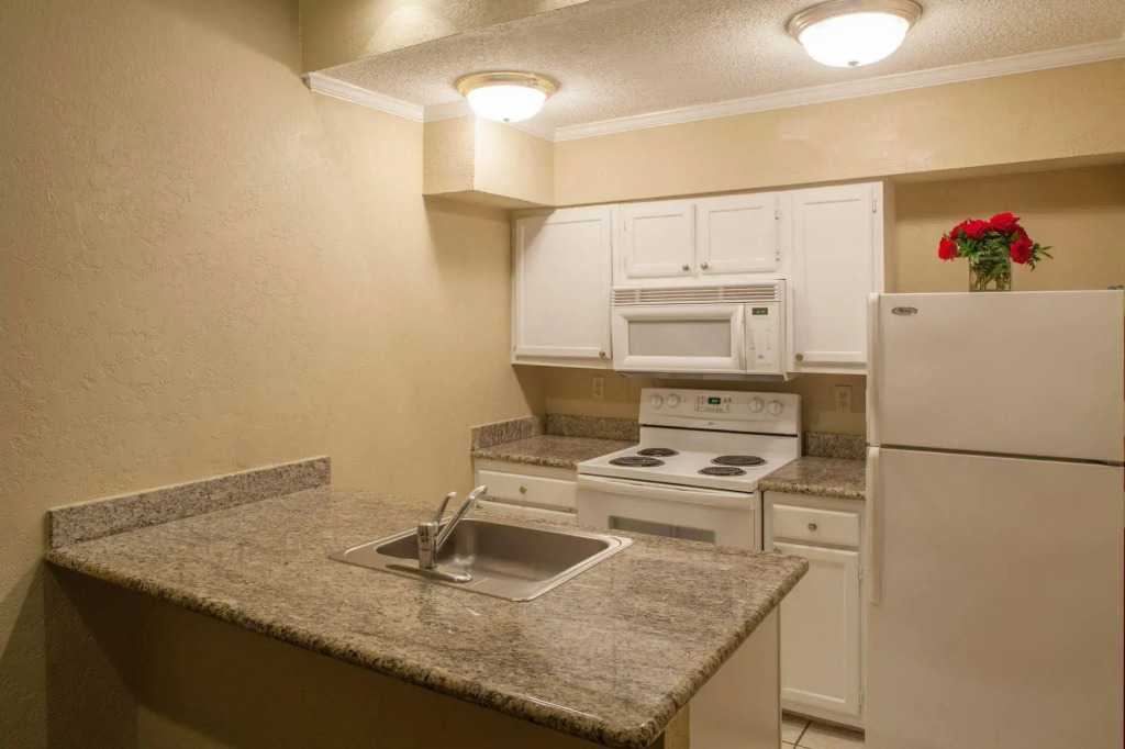 Cloverleaf Suites Baton Rouge