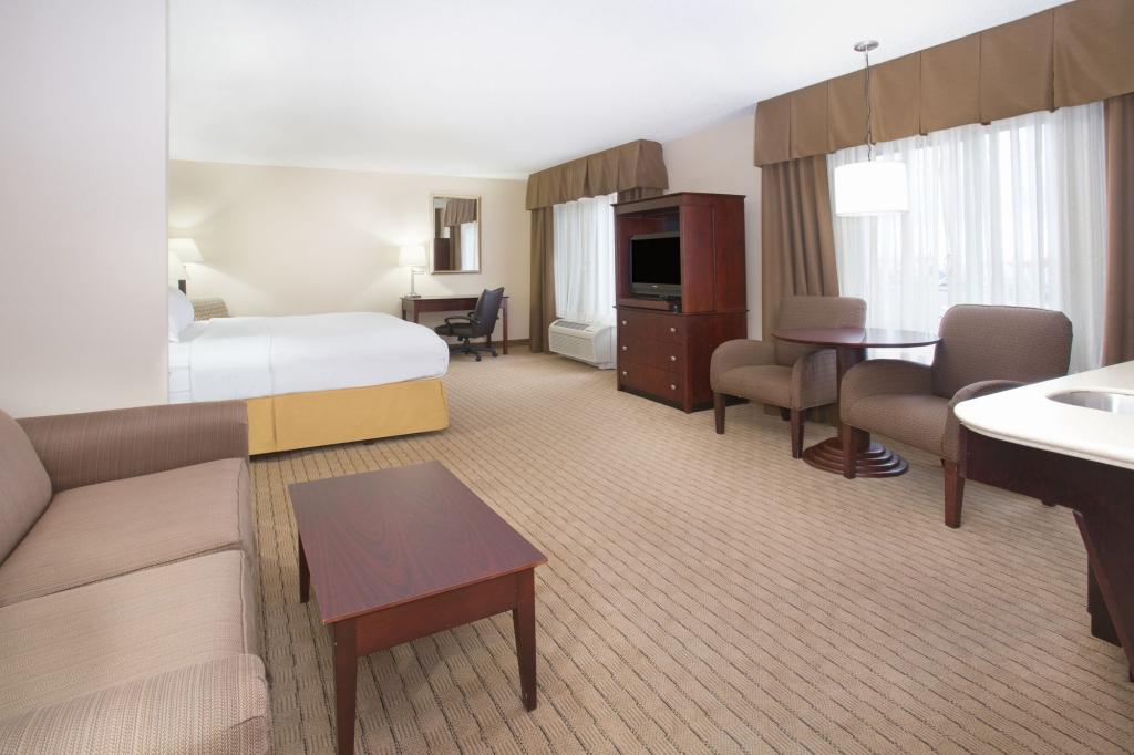 Holiday Inn Express & Suites Minot by IHG