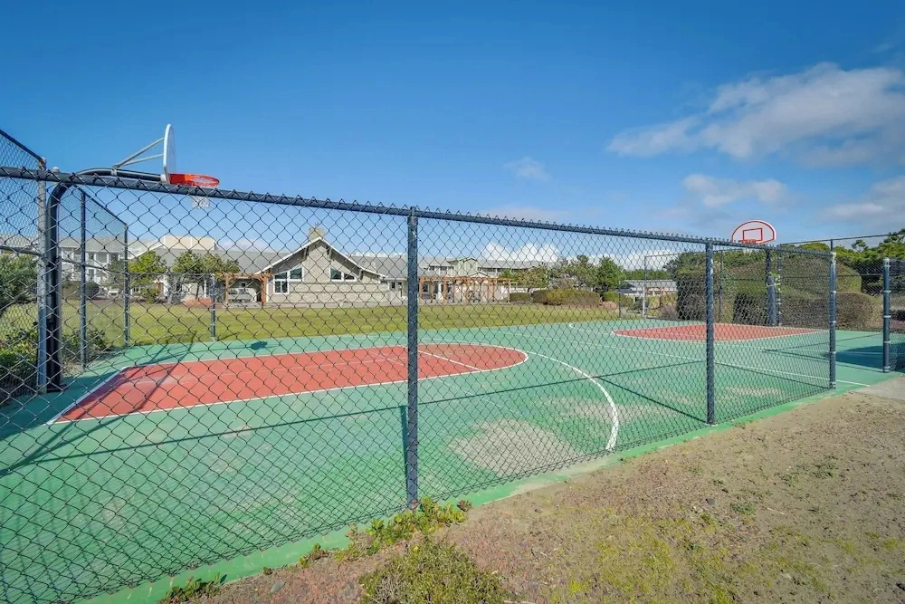 Beach Access & Community Perks! Westport Hideaway