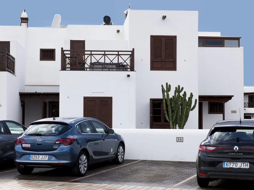 Lavish Holiday Home in Playa Blanca with Pool