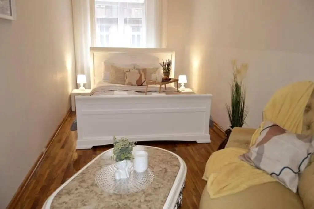Unique Spacious Classic 3bedroom Midtown Apartment ! FREE parking ! BILLIARD room !