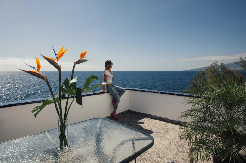 Canary casita next to the Atlantic Ocean