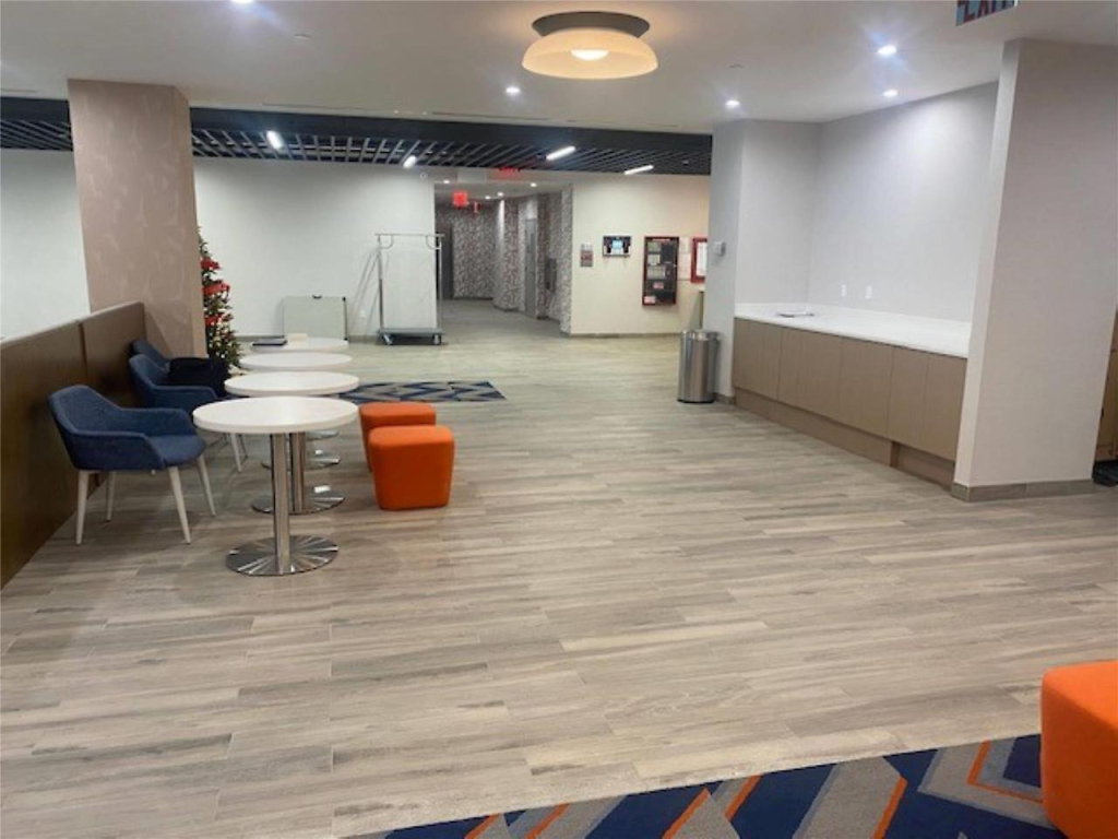 La Quinta Inn & Suites By Wyndham Queens NYC JFK AirTrain