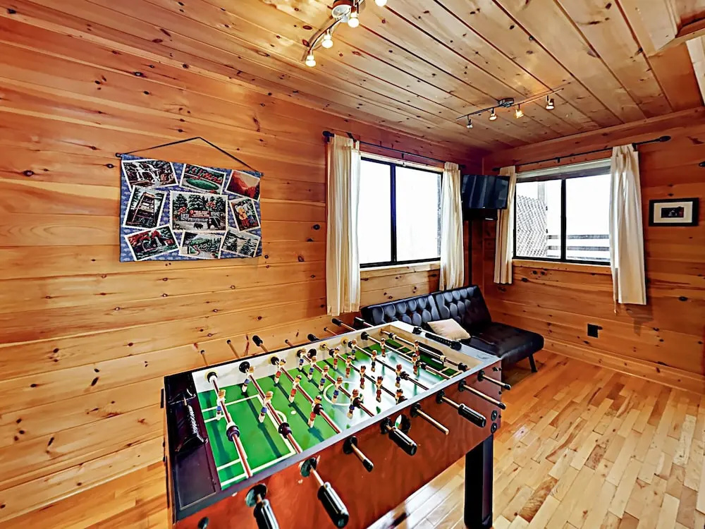 Chalet W/ Epic Mountain Views & Hot Tub 3 Bedroom Cabin