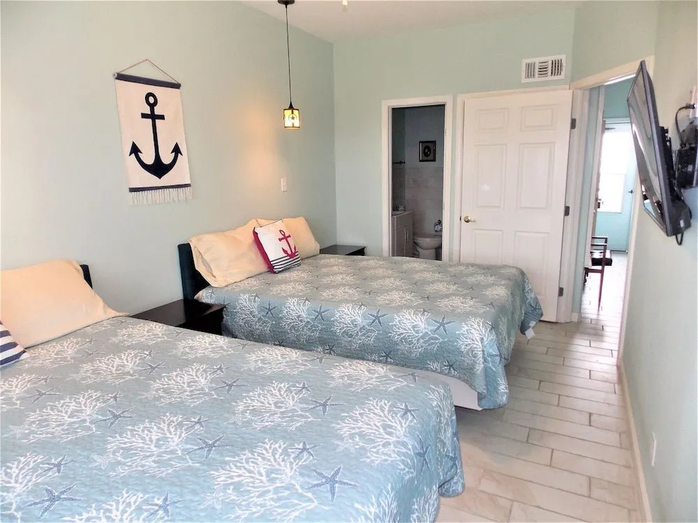 Captain's Quarters 1 Bedroom Condo by Redawning