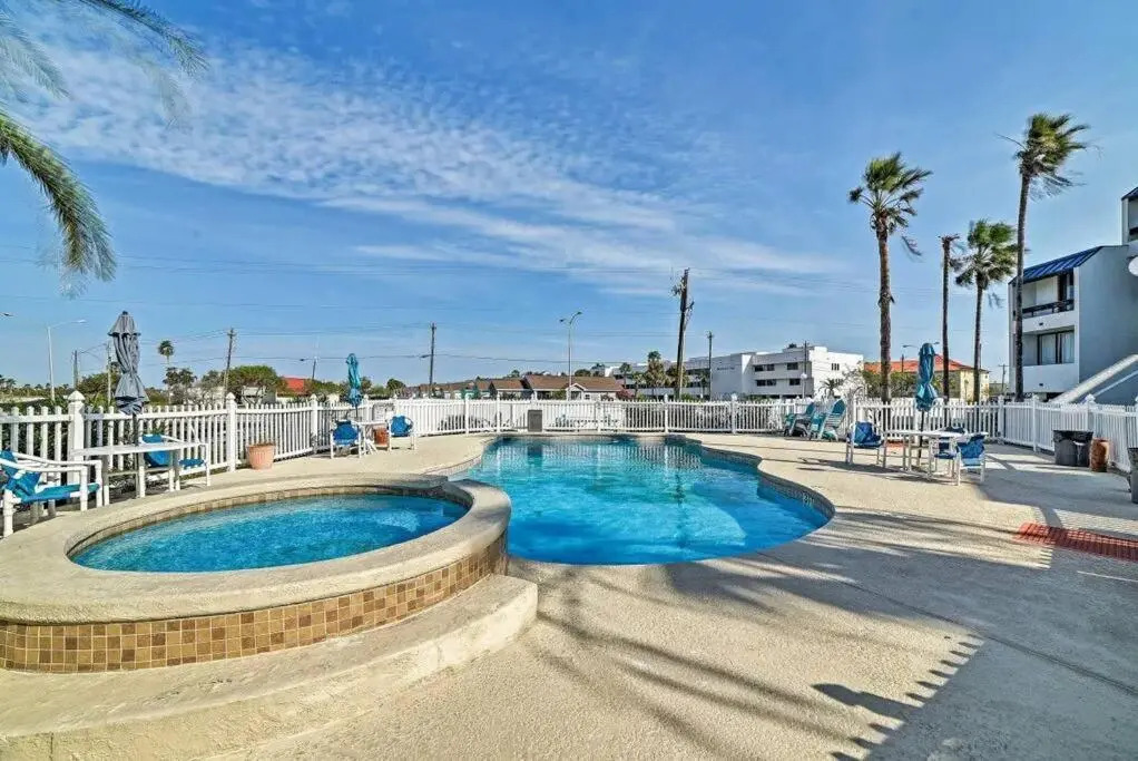 Sunny Padre Island Condo, Only 2 Mi to Beaches!