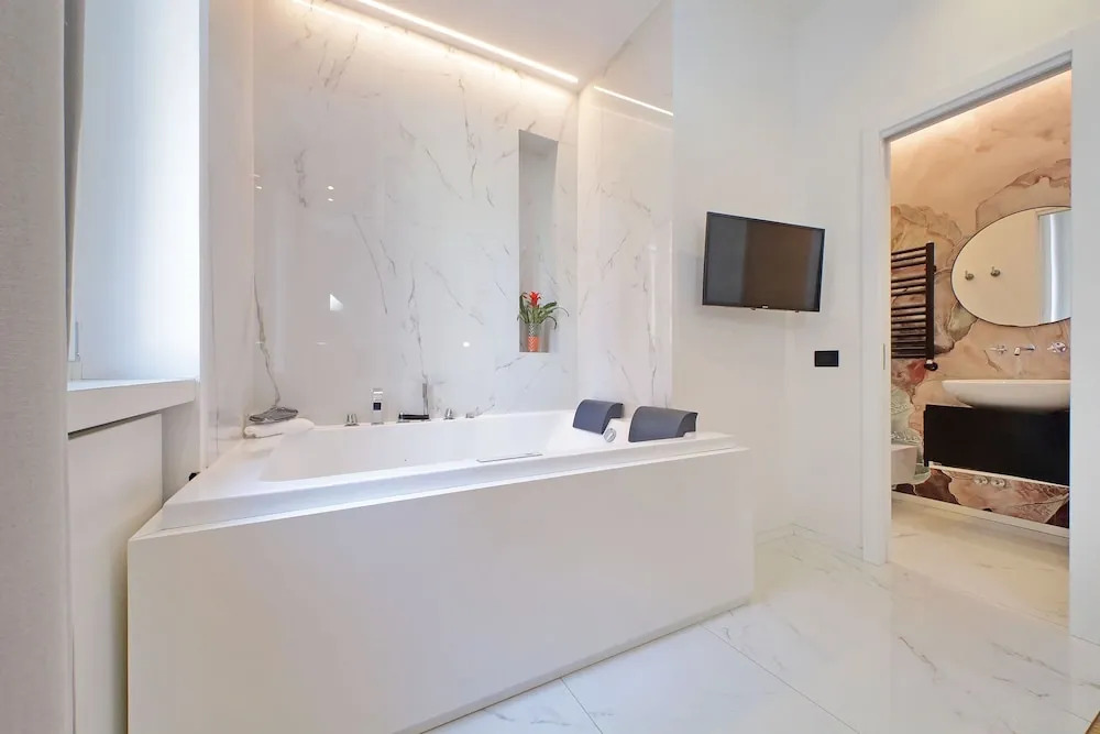 TR Campo de Fiori Retreat w Sauna and Jetted Tub
