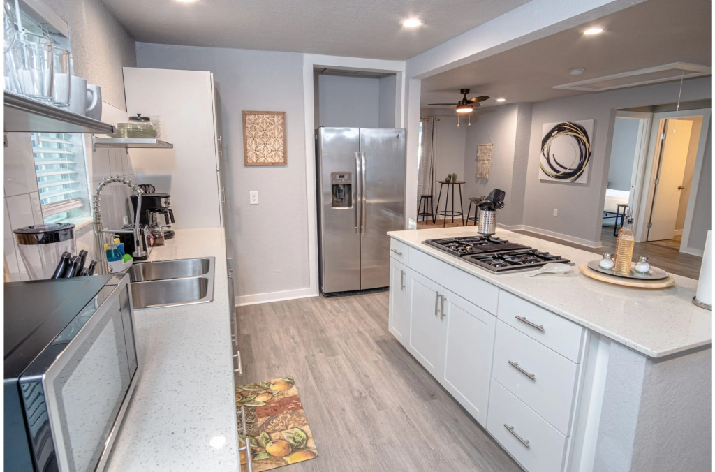 Stylish 4 Br/2ba Renovated Home Near Downtown