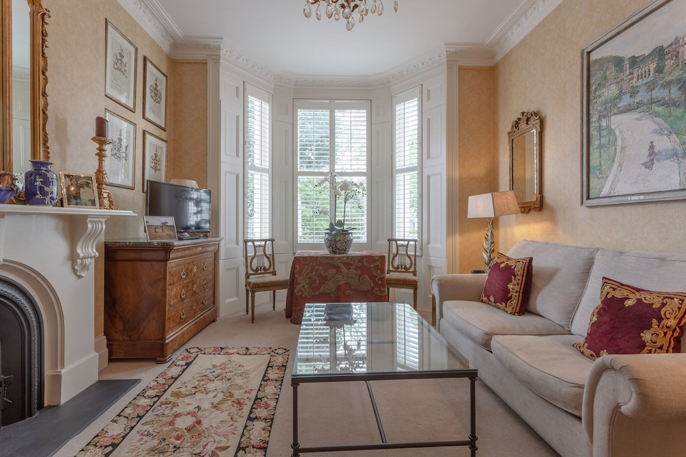 Elegant Apartment in Central Kensington