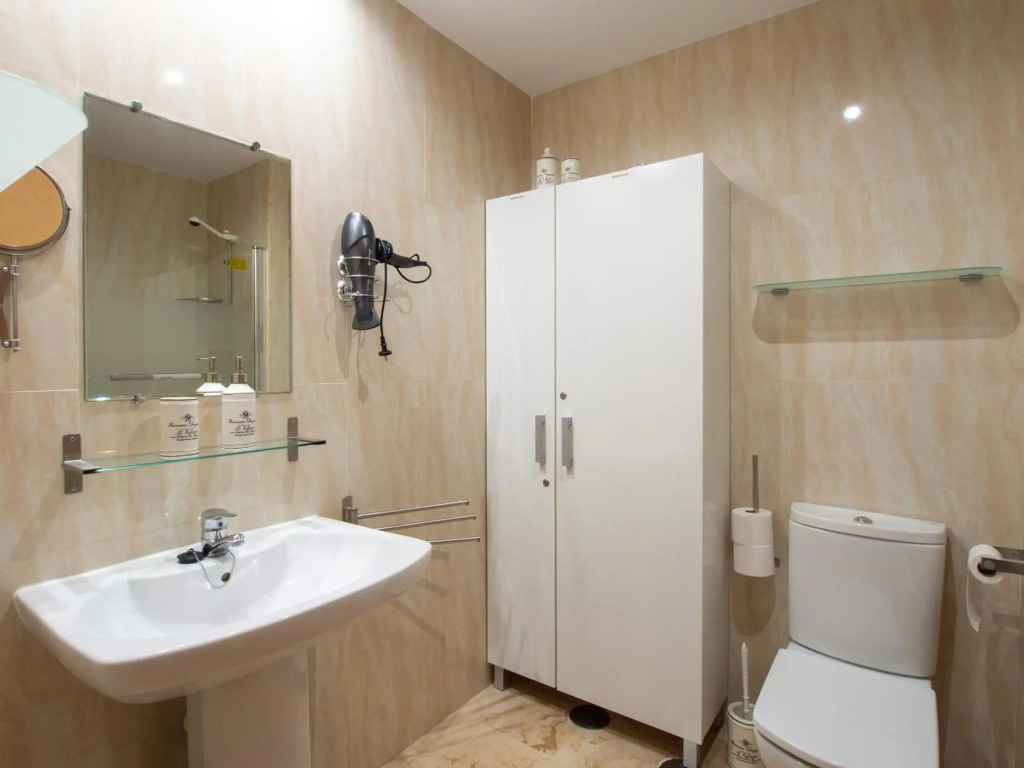 2091- Apt close from all amenities