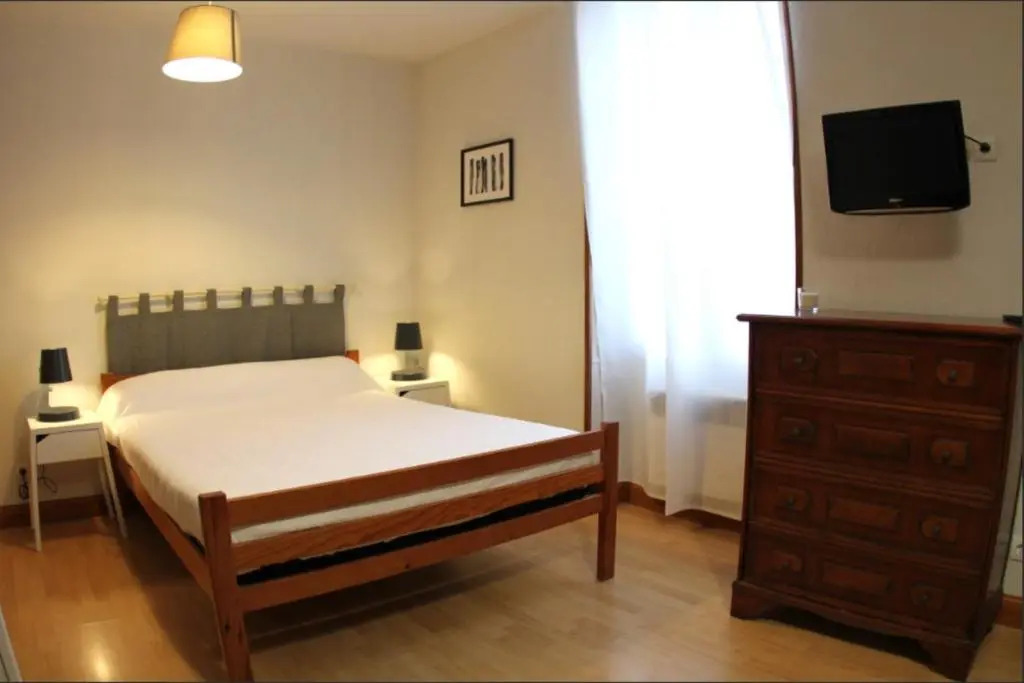 LAuthentique - Situé en face des thermes et tout proche du coeur de ville