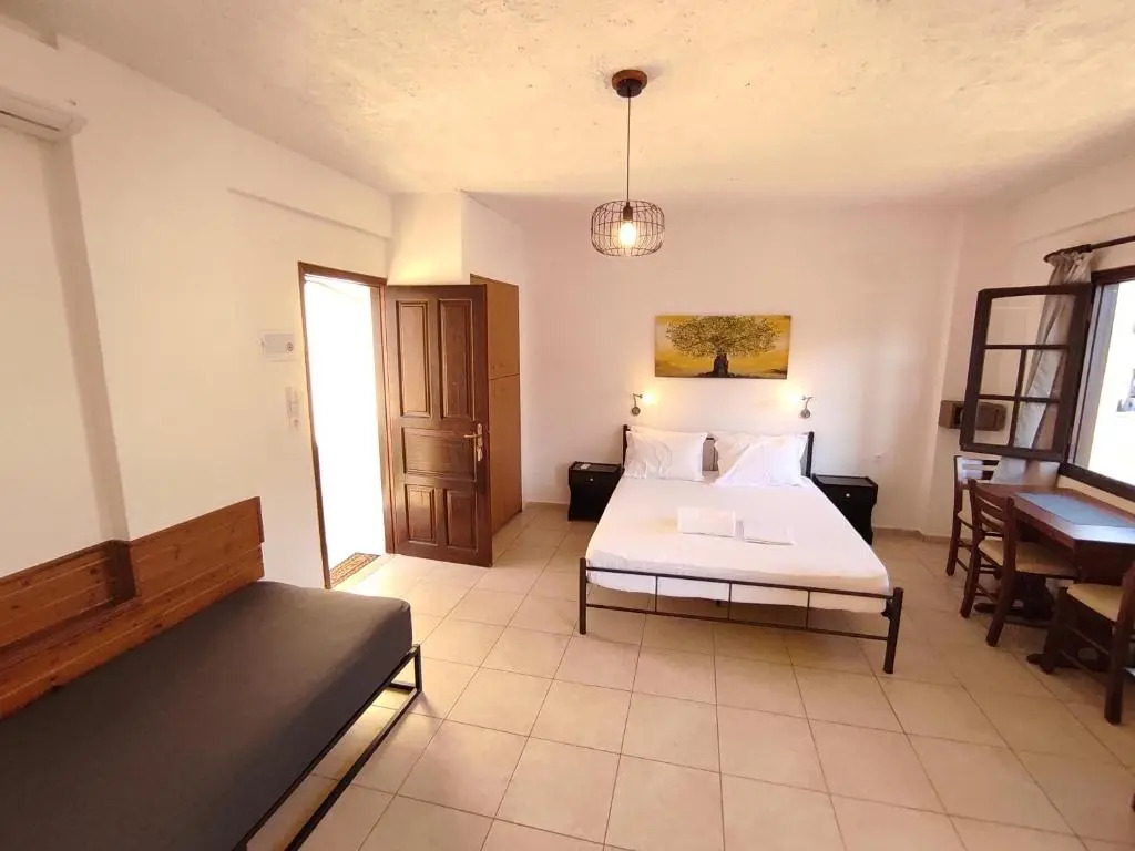 Dedalos n2 Mountain View apartment-30 metres from the beach