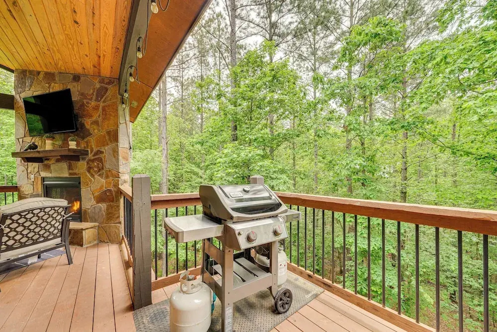 Modern, Luxe Cabin in Broken Bow w/ Hot Tub!