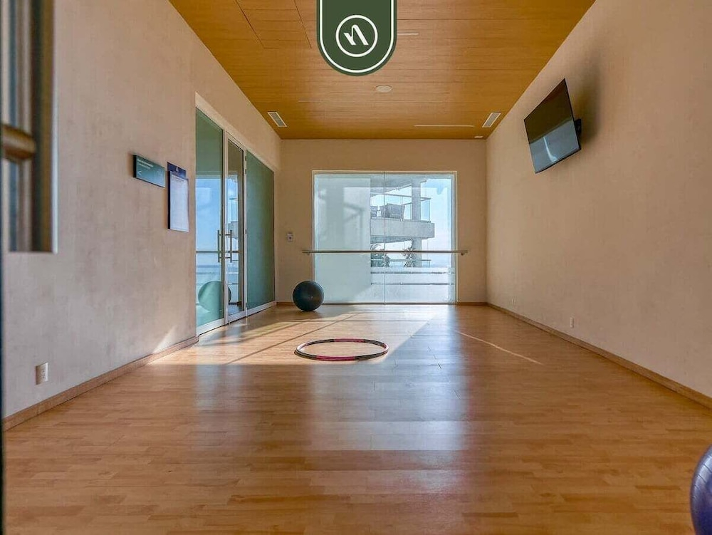 Brand New Oceanview Studio - Pools - Beach - Gym