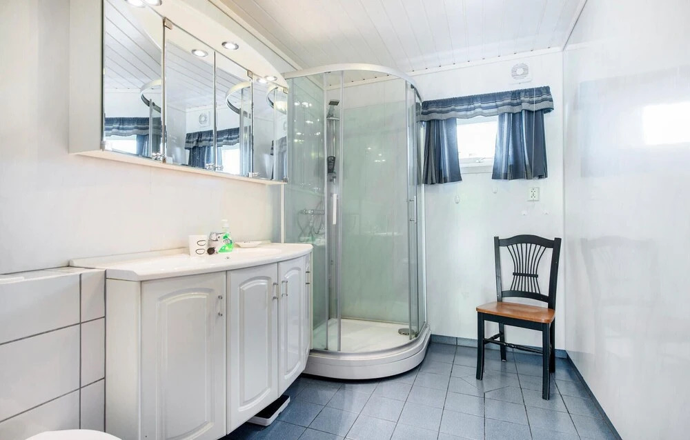 4 Bedroom Amazing Home In Strandebarm