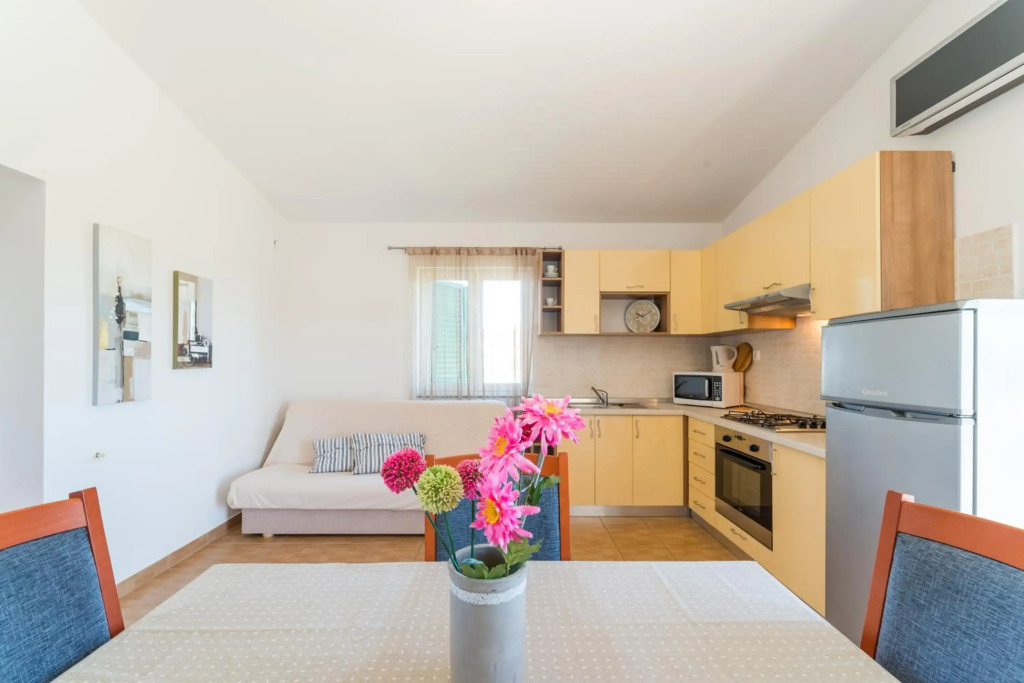 Crowonder Sun&Fun Holiday House with Large Swimming Pool, Playroom and Garden