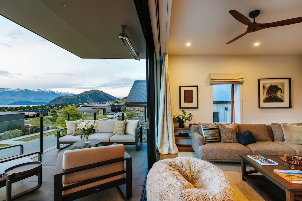 Korari House - Lake Views - Sleeps 10
