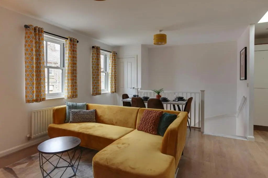 Beautiful Two Bedroom Coach House - Free Parking & Netlfix