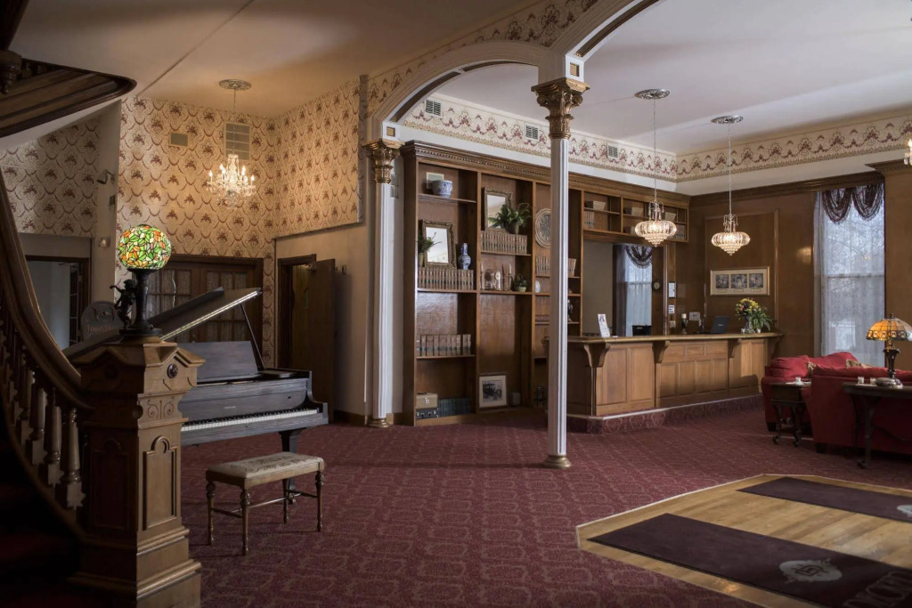 Decker Hotel & Bar