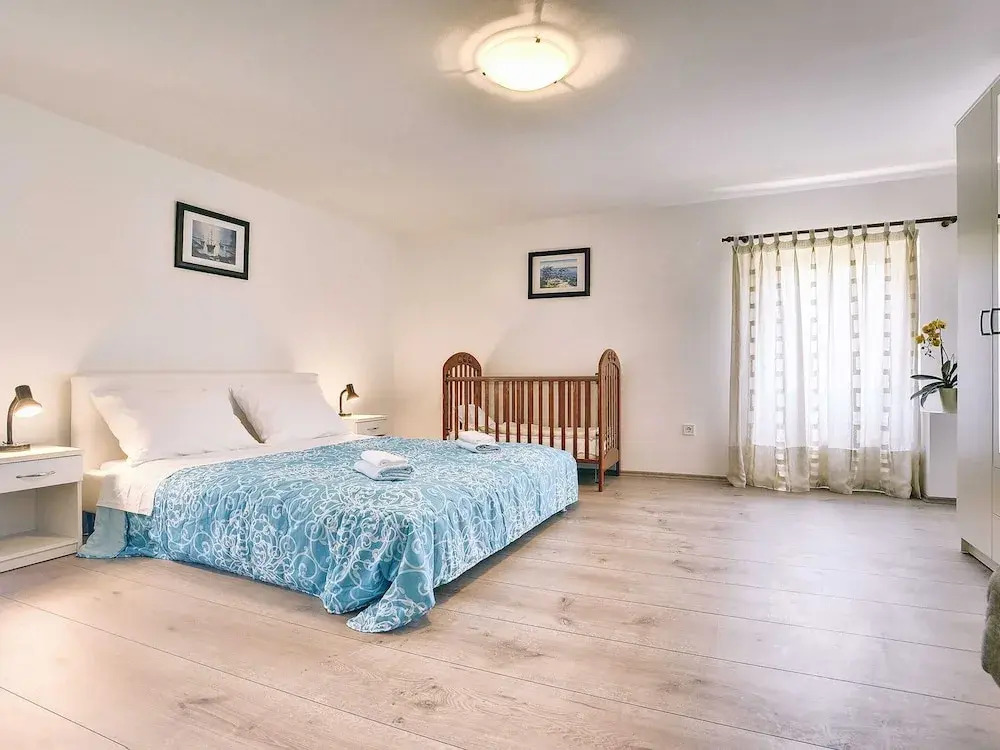 Apartment With Modern Decor and Spacious Garden, 3 km From the Beach