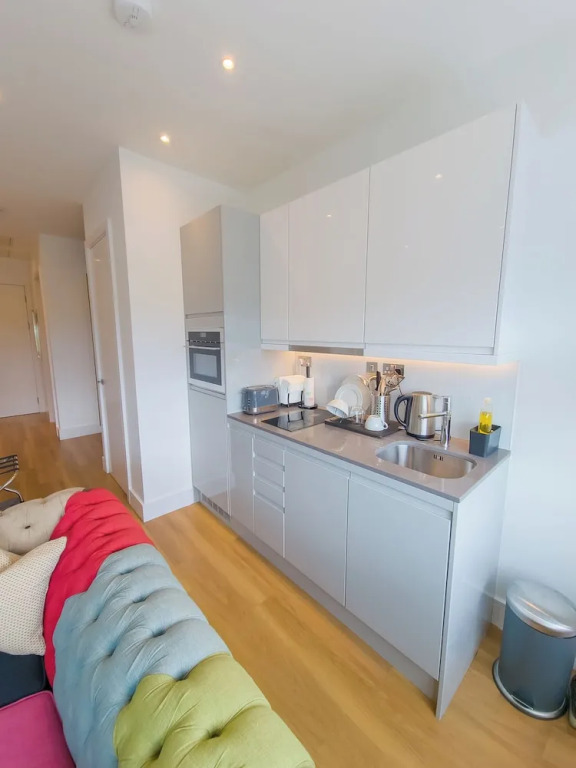 Captivating 1-bed Apartment in Slough With Kingbed