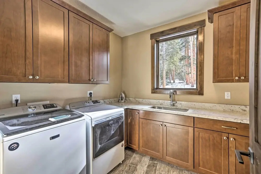 3 Fireplaces & Mtn View: Luxe Home in Breckenridge
