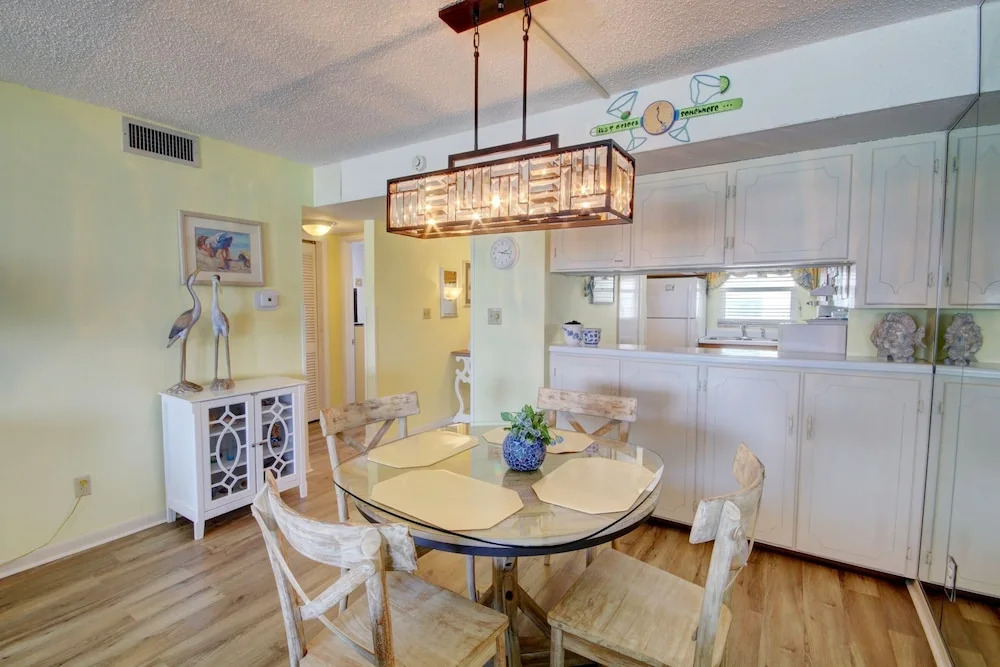 456 El Matador 2 Bedroom Condo by RedAwning