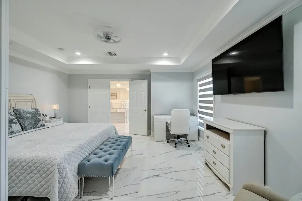 Pool & Spa: Luxe Home in Naples!
