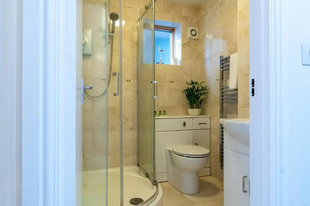Stylish 2 bedroom, 2 bathroom with Free Parking and WiFi