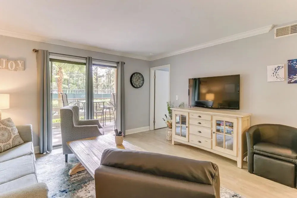 Balcony, Beach & Pool Access: Hilton Head Condo!