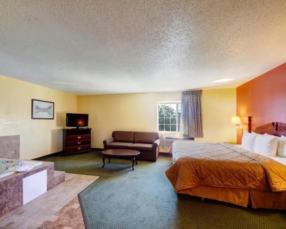 Rodeway Inn and Suites Airport Tulsa