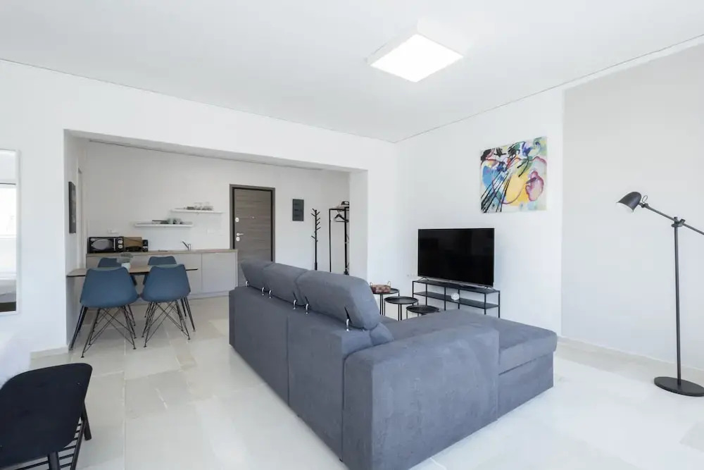 Spacious Urban Retreat Central 2-bedroom Haven for 8