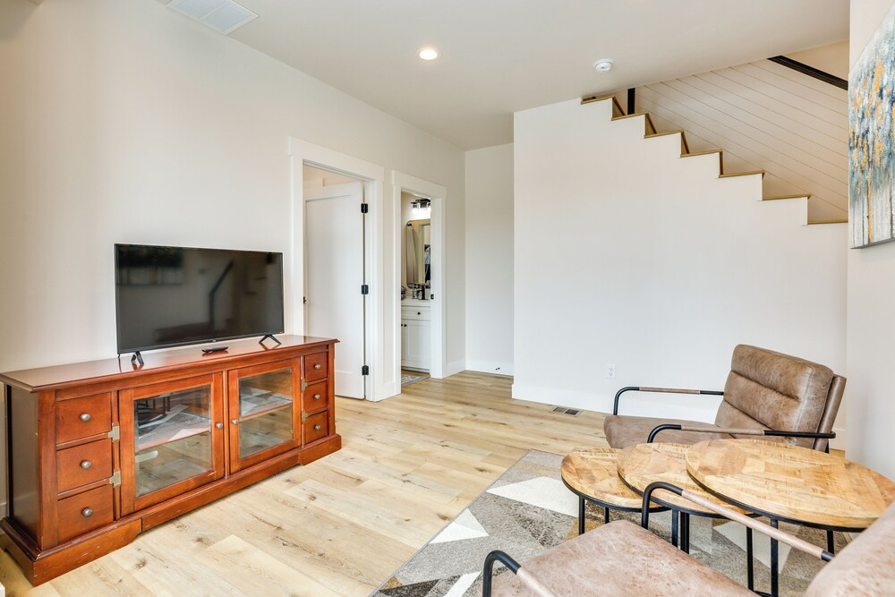 Sleek Fraser Townhome < 8 Mi to Winter Park!