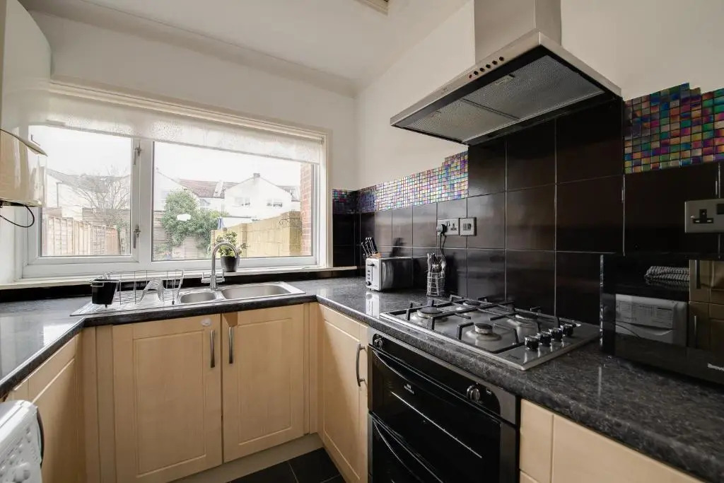 Cosy Contractor & Family House with Free Parking by ComfyWorkers