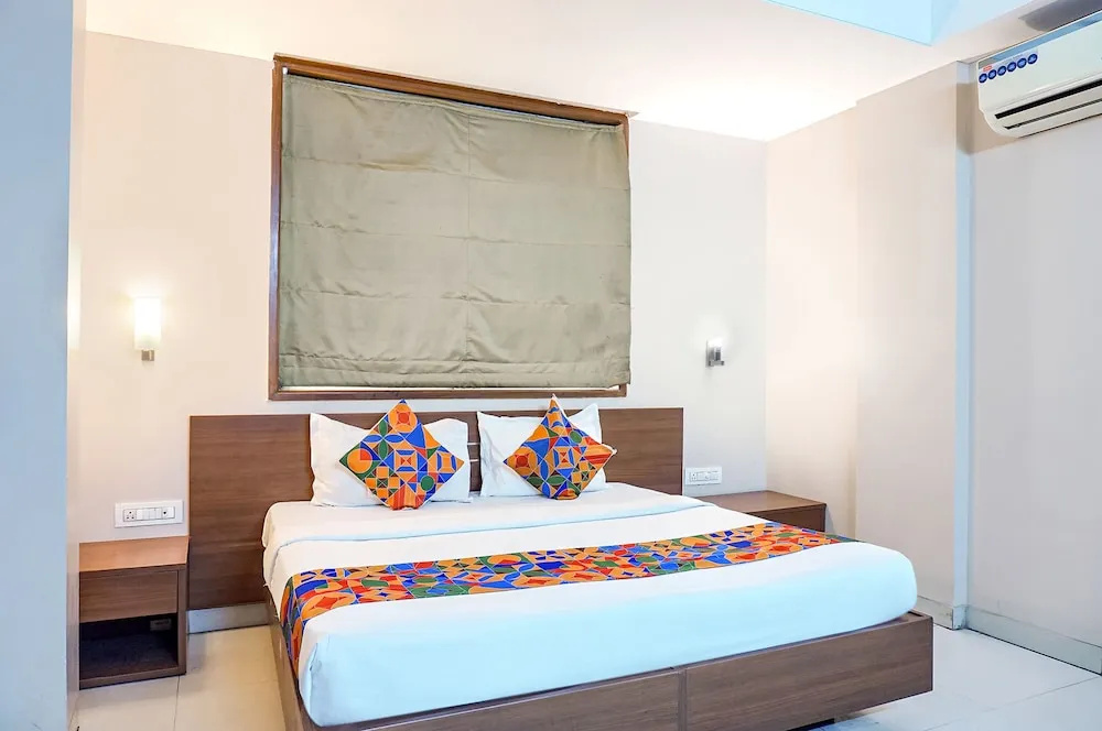 FabHotel Classic Executive - Nr Sasvad Road Railway Station