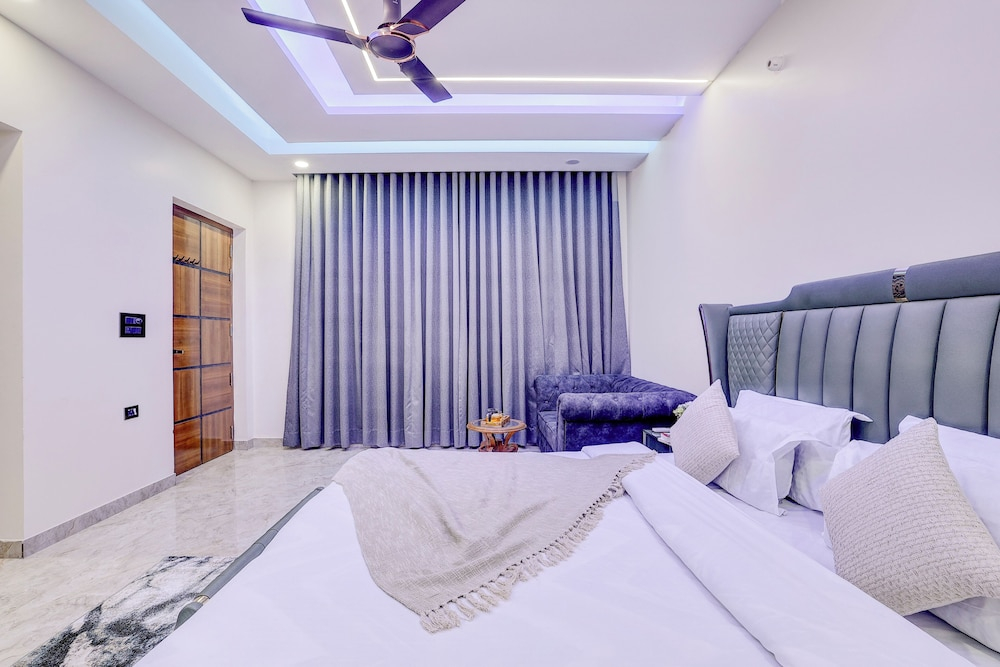 ELIVAAS Amaltas 4BHK Hideaway With Pool