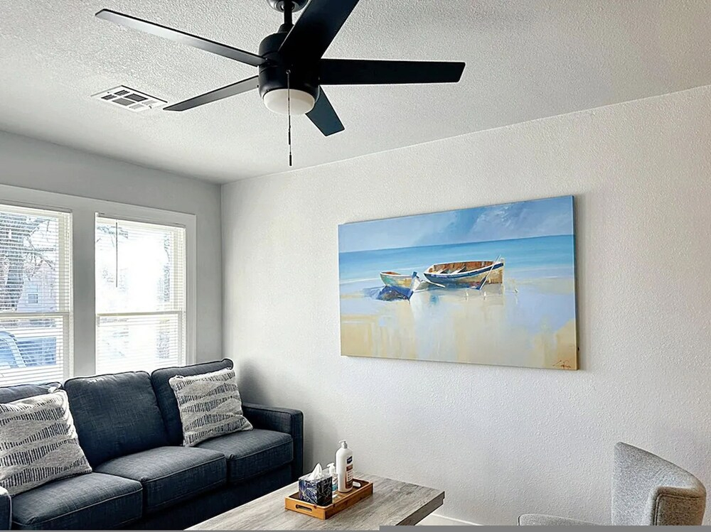 Vintage Vibes Modern Comfort 2BR for 6 Guests