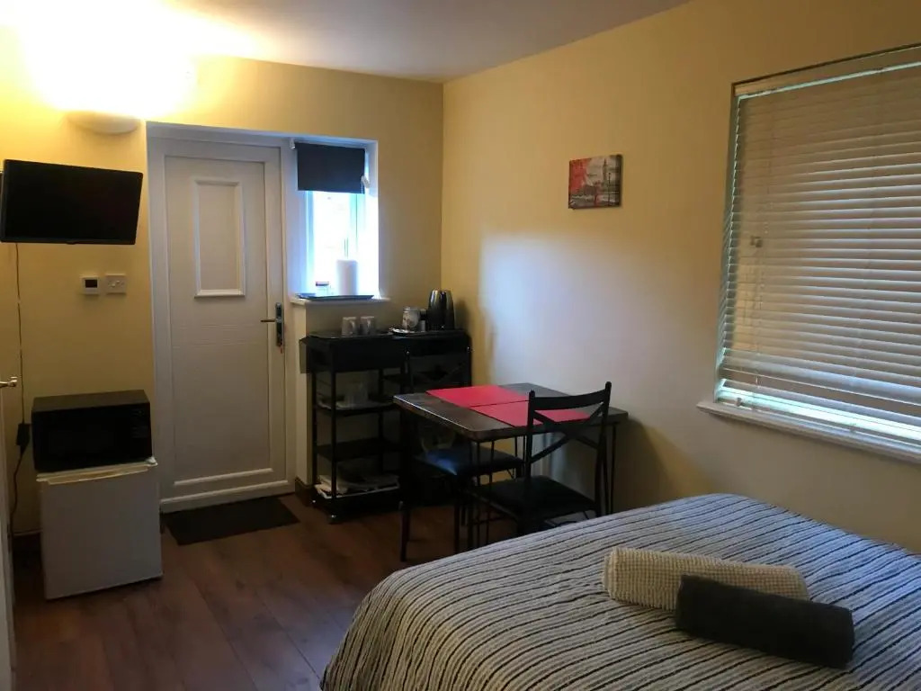 Studio-1-Staines/Heathrow/London-own entrance