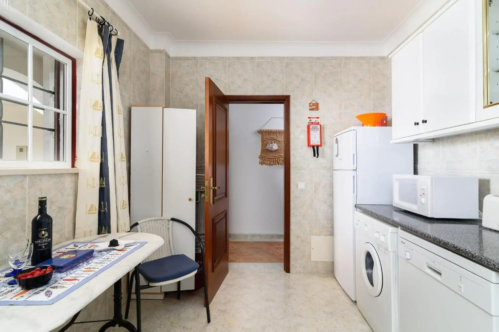 Top Floor Ocean View Apartment – Near Beach Luz