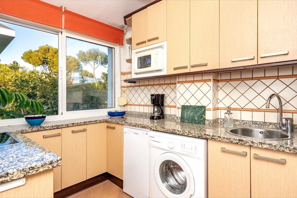 Lovely Apartment with View and Pool Ref 127