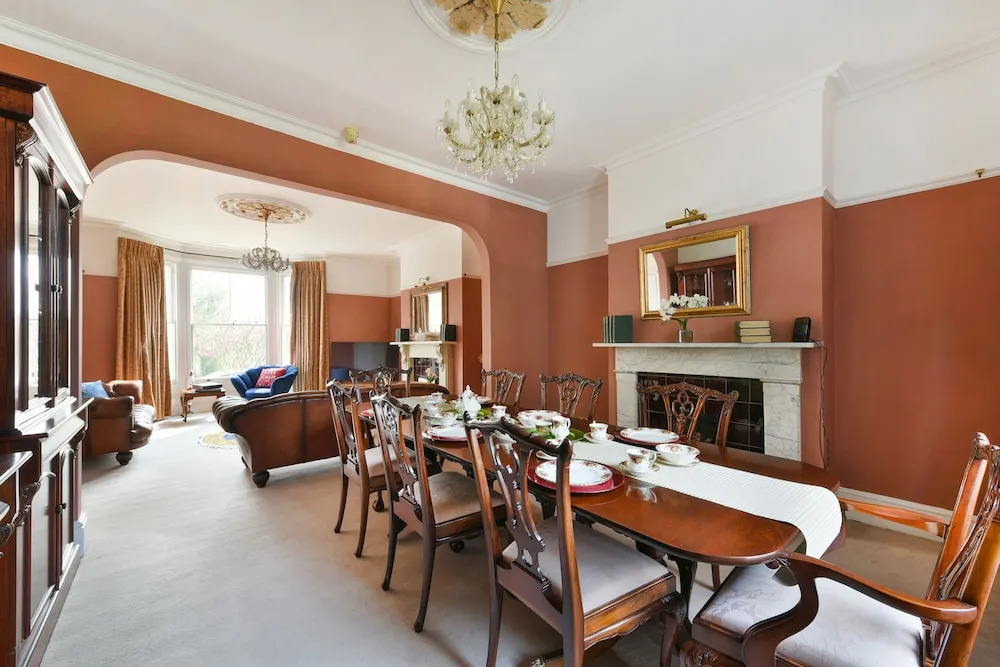 Melrose Lodge 4-bedroom house 1-bed flat