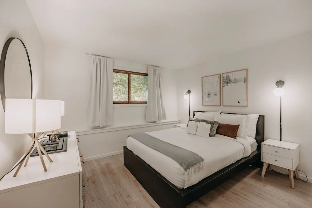 64sw - Pets Ok - Wood Stove - Sleeps 4 1 Bedroom Condo by RedAwning