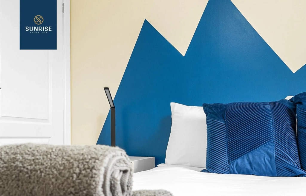 The Townhouse - 4 Rooms Large Beds with TV's, Poker Table, Fully Equipped, Easy Ring-Road Access