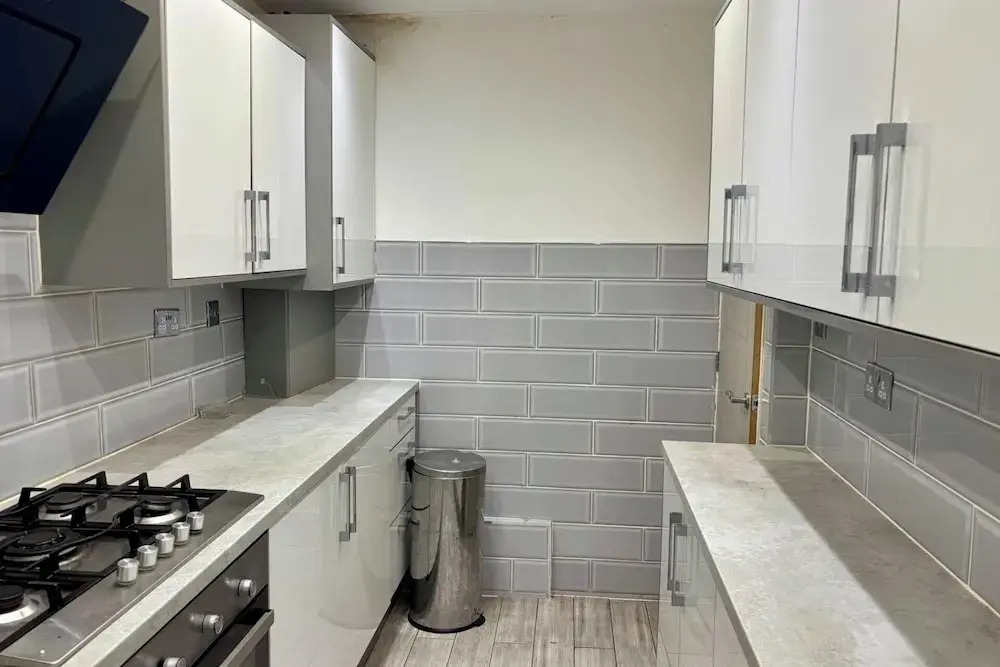 4 Bed House-sleeps 7-free Parking