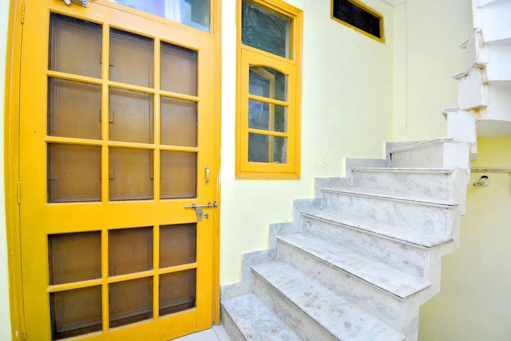 OYO 40306 White House