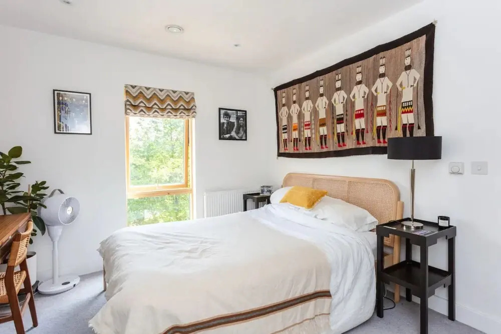 Bright 2 Bedroom Apartment Near Victoria Park