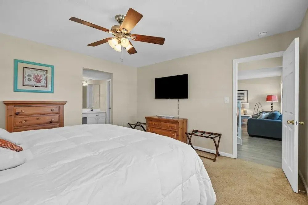 High Tider 3 Bedroom Home by RedAwning