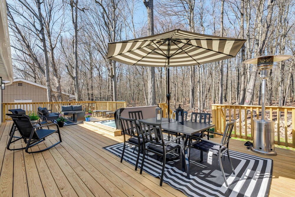 Poconos Hot Tub Haven! 14 Mi to Camelback Resort