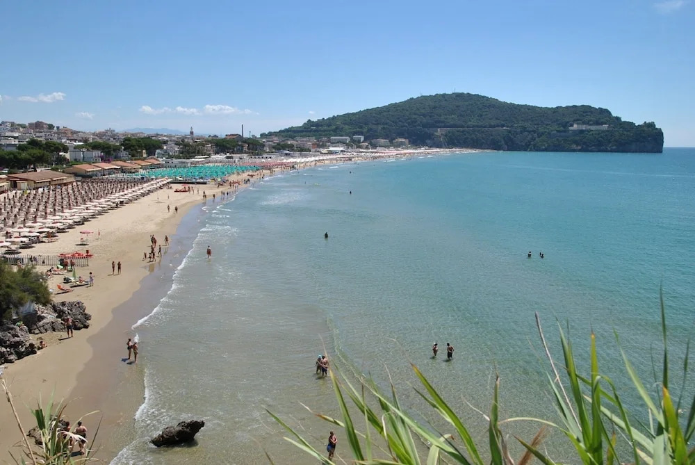 Happiness House two Steps Away to the Beach of Gaeta