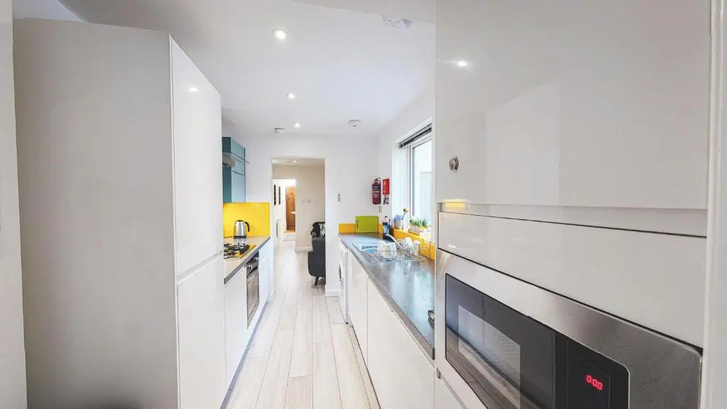 Spacious 4-bed house in Crewe by 53 Degrees Property, ideal for Contractors & Business, FREE parking - sleeps 7